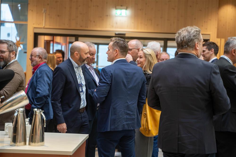 folk innendørs konferansesal - Klikk for stort bilde