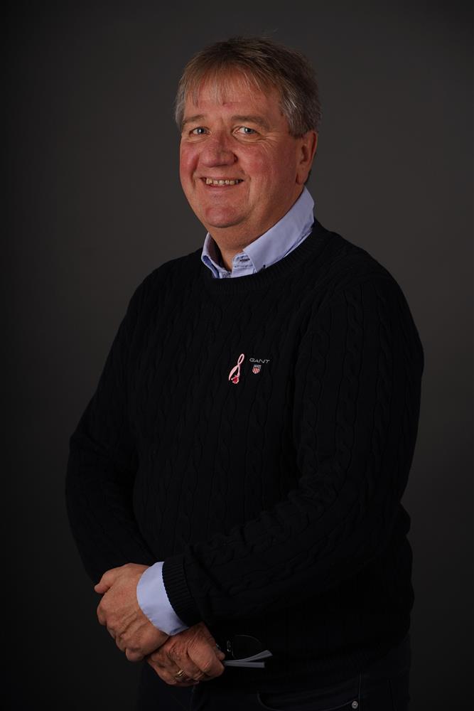 Portrettbilde av bystyremedlem med grå bakgrunn - Klikk for stort bilde