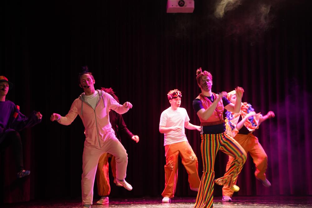 10d fremførte Drømmeveien på scenen - Klikk for stort bilde