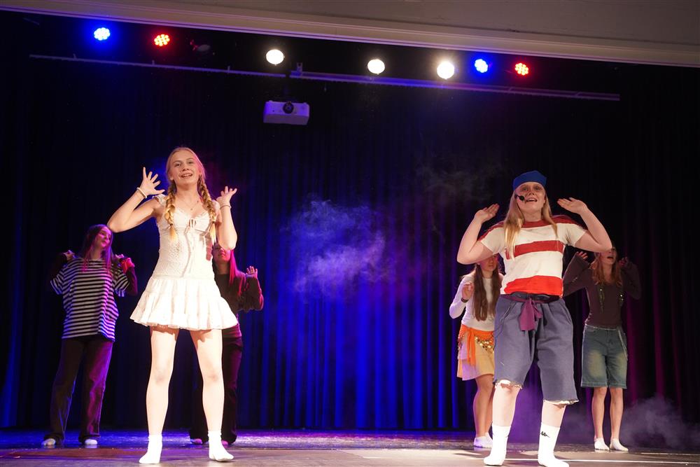 8c fremførte Kaptein Sabeltann på scenen - Klikk for stort bilde