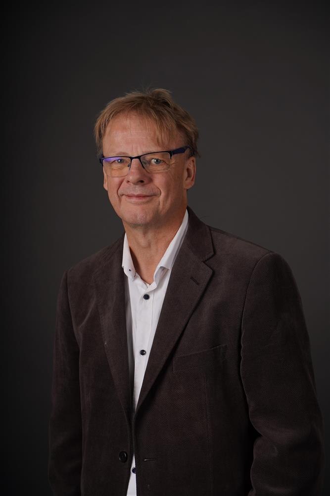 Portrettbilde av bystyremedlem med grå bakgrunn - Klikk for stort bilde