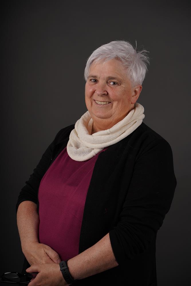 Portrettbilde av bystyremedlem med grå bakgrunn - Klikk for stort bilde