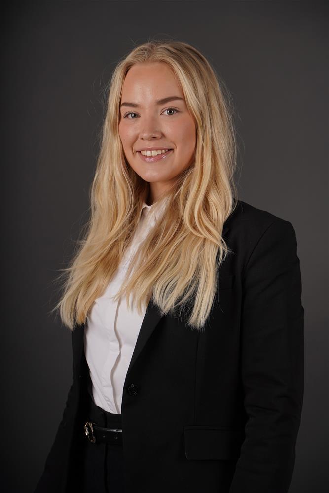 Portrettbilde av bystyremedlem med grå bakgrunn - Klikk for stort bilde