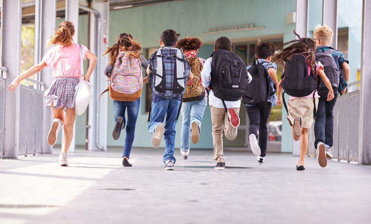 Elever løper tilbake til skolen - Klikk for stort bilde