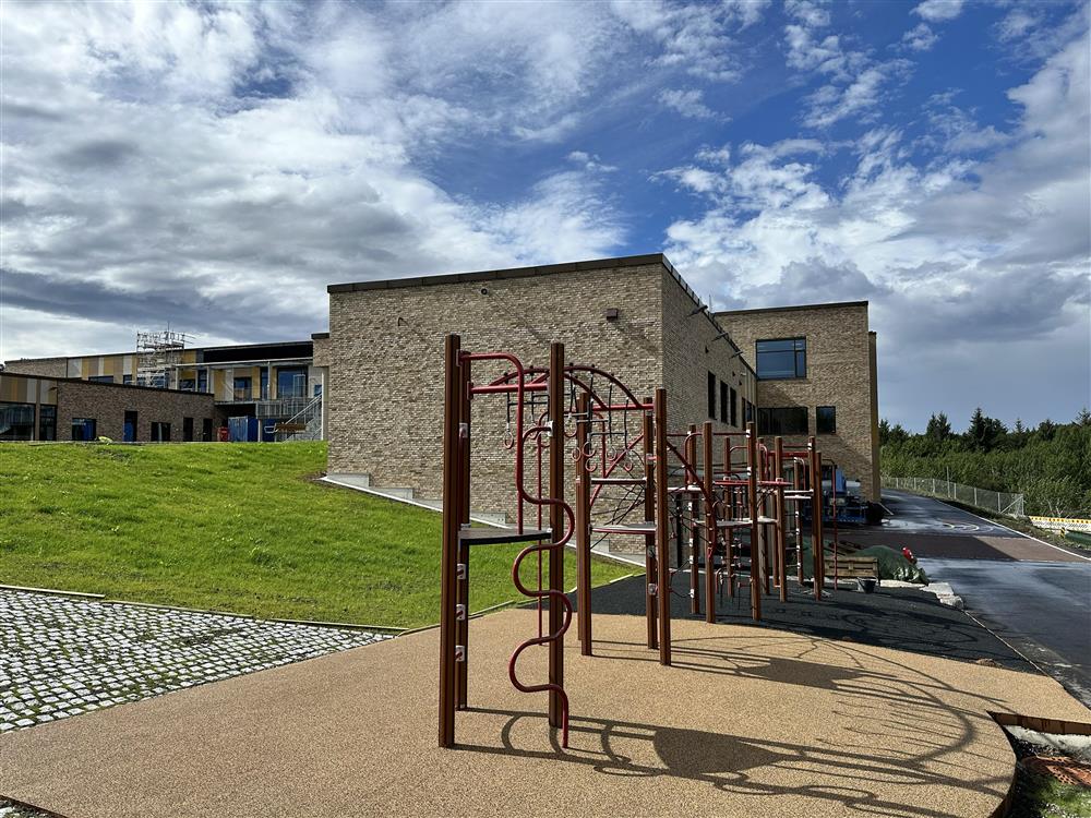 interiør og eksteriør fra nybygd skole - Klikk for stort bilde