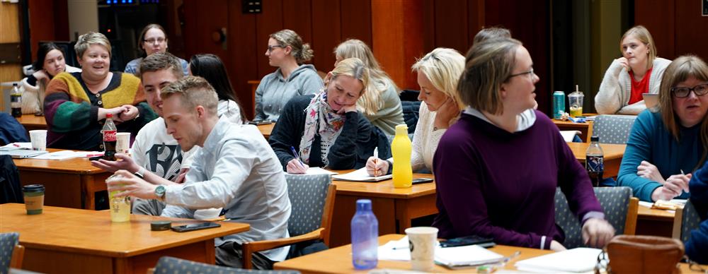 Mange deltar på videreutdanning innen velferdsteknologi dette året. Gruppediskusjoner er en viktig del av læringsformen i tillegg til forelsninger. - Klikk for stort bilde
