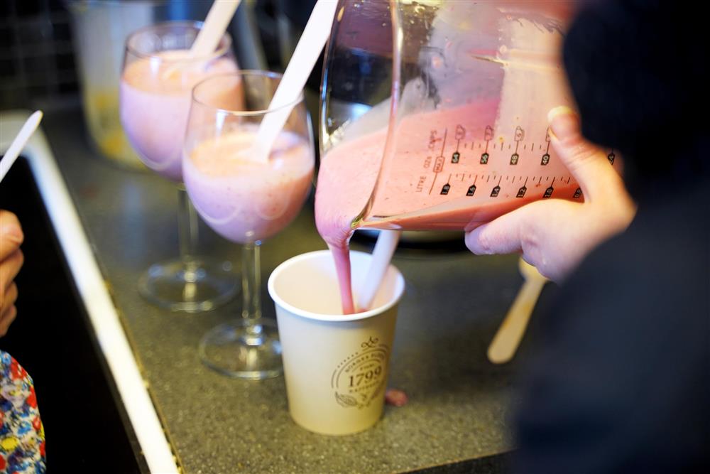 Det tømmes smoothie ned i kopp og glass - Klikk for stort bilde