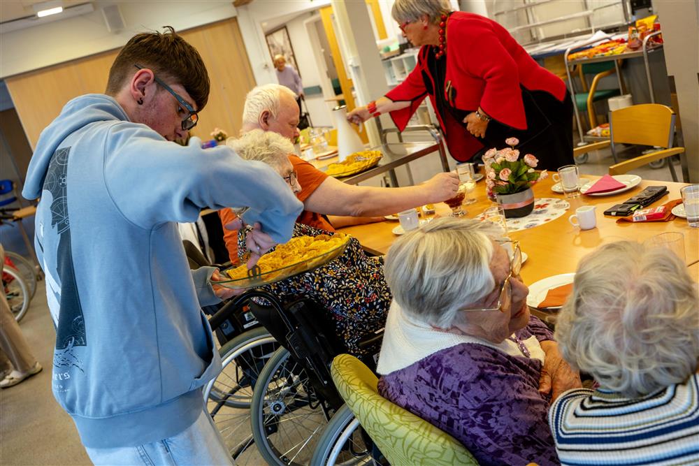 folk innendørs vafler og kaffe - Klikk for stort bilde