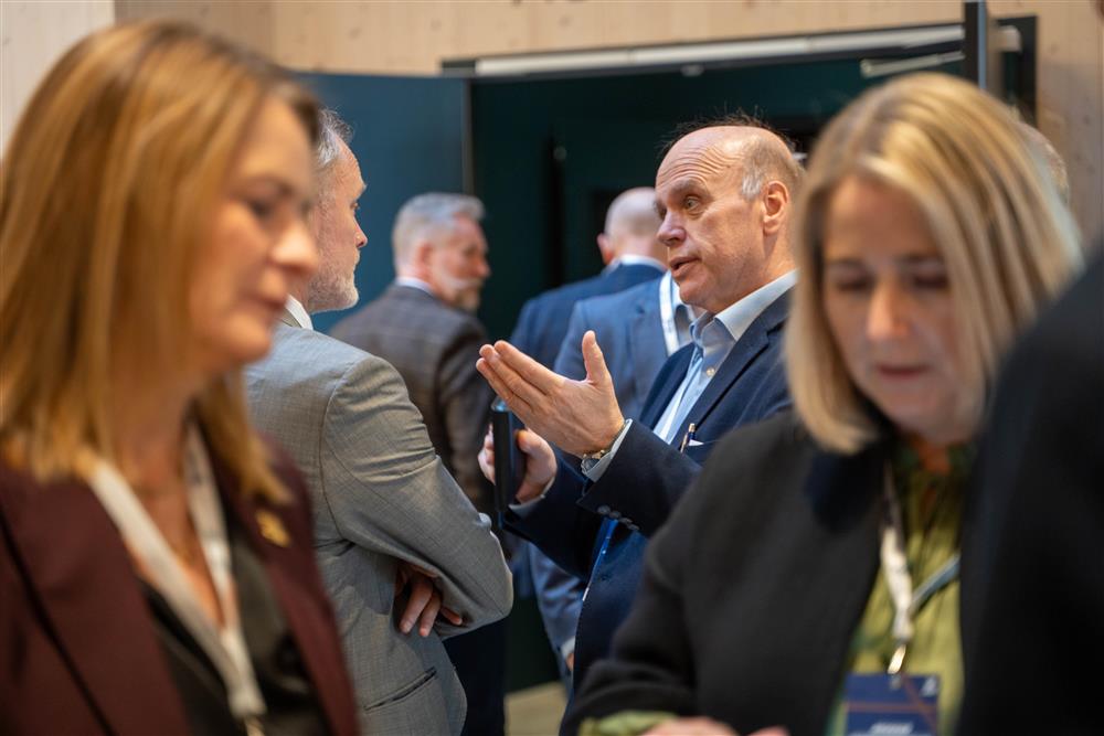 folk innendørs konferansesal - Klikk for stort bilde