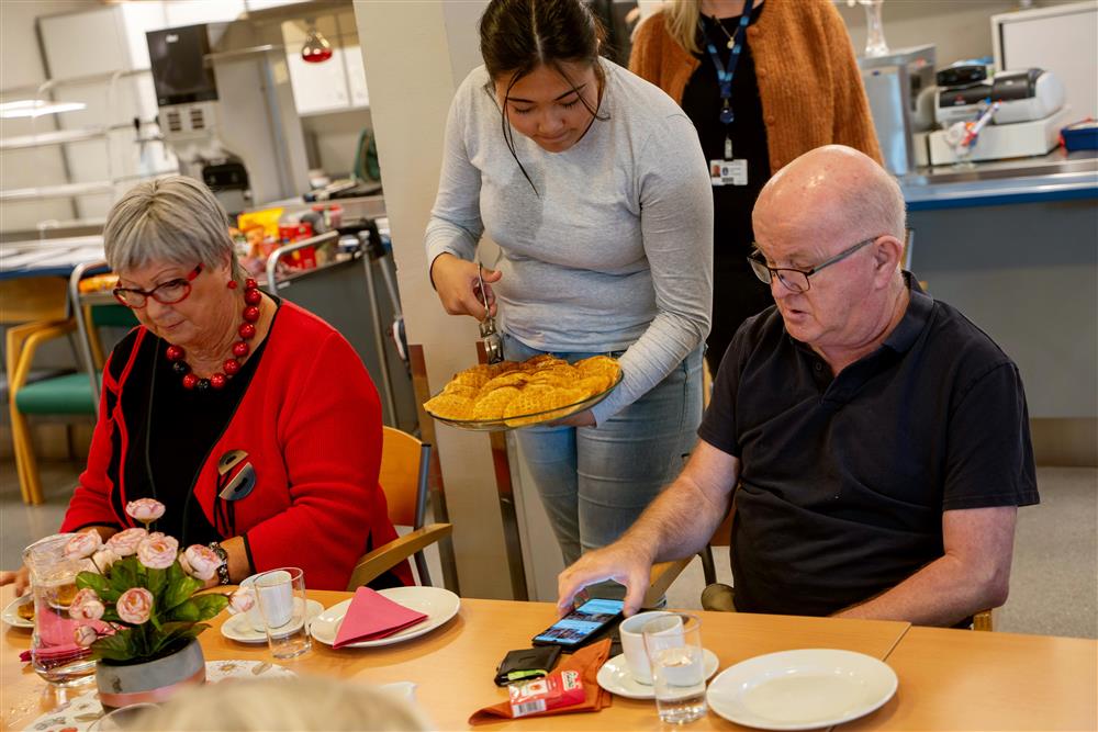 folk innendørs vafler og kaffe - Klikk for stort bilde