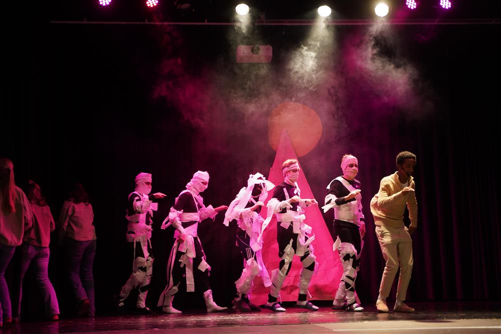 10a fremførte Egyptisk aften på scenen - Klikk for stort bilde