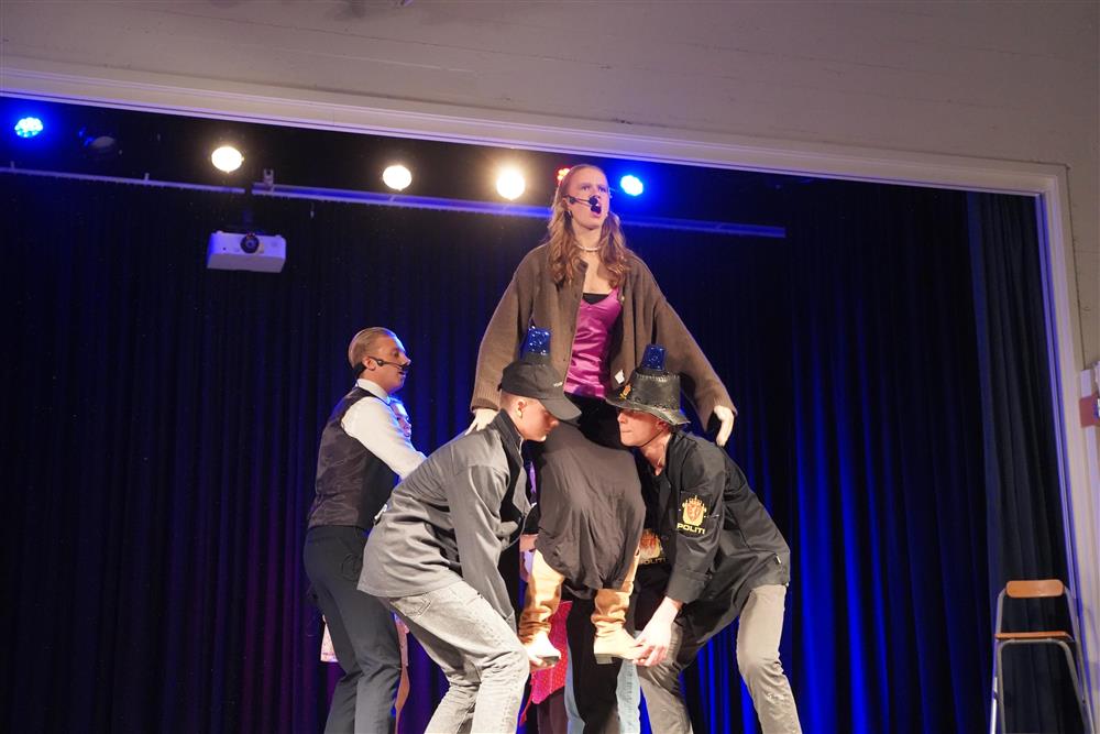 10b fremførte Annie på scenen - Klikk for stort bilde