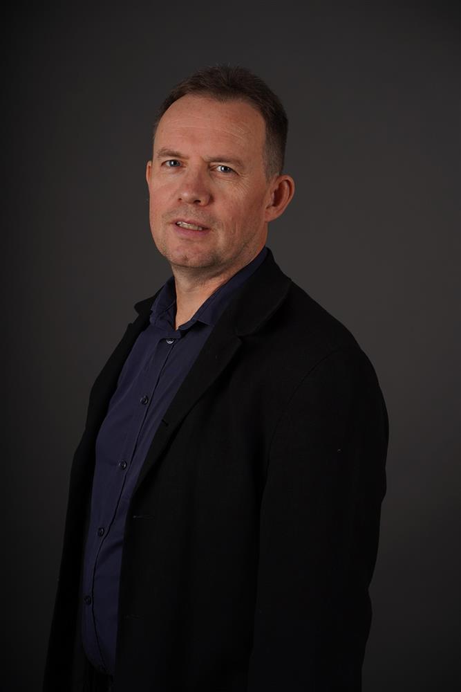 Portrettbilde av bystyremedlem med grå bakgrunn - Klikk for stort bilde