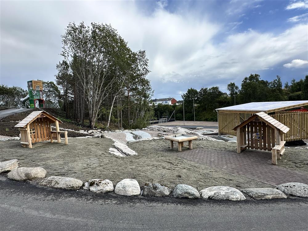 interiør og eksteriør fra nybygd skole - Klikk for stort bilde