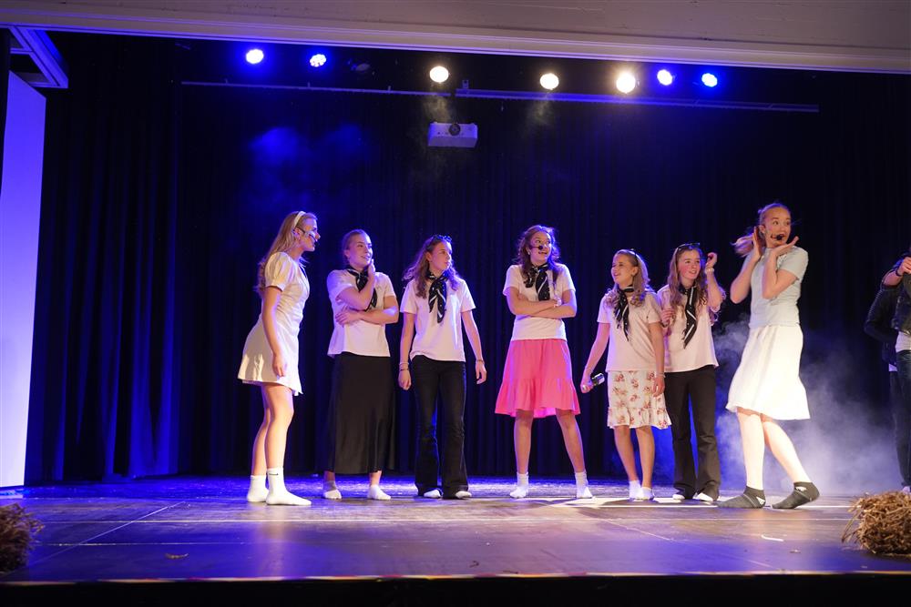 10c fremførte Grease på scenen - Klikk for stort bilde