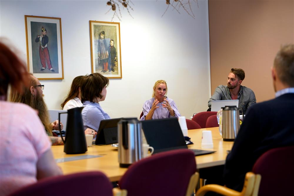 Hovedutvalg skole, barnehage og kultur besøker Allanengen skole - Klikk for stort bilde