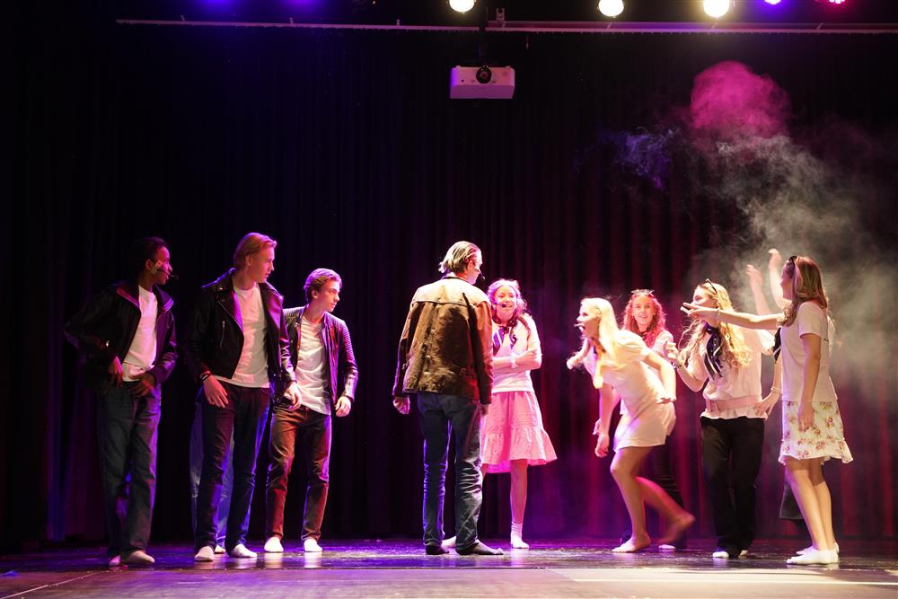 10c fremførte Grease på scenen - Klikk for stort bilde