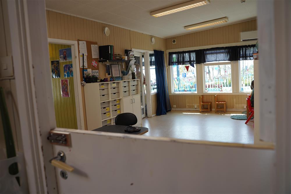 Et av lekerommene i barnehagen, innrammet av en dørkarm med en halvdør i nedre del av bildet - Klikk for stort bilde