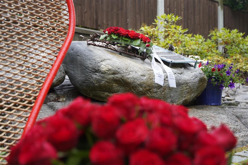 22 juli minnesmerket med krans.JPG - Klikk for stort bilde