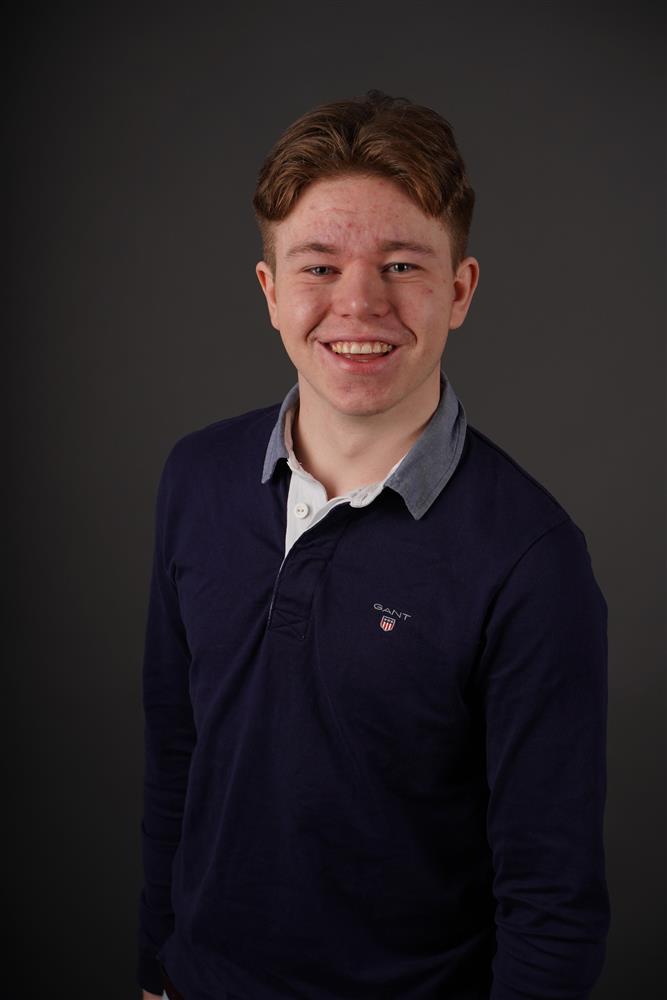 Portrettbilde av bystyremedlem med grå bakgrunn - Klikk for stort bilde