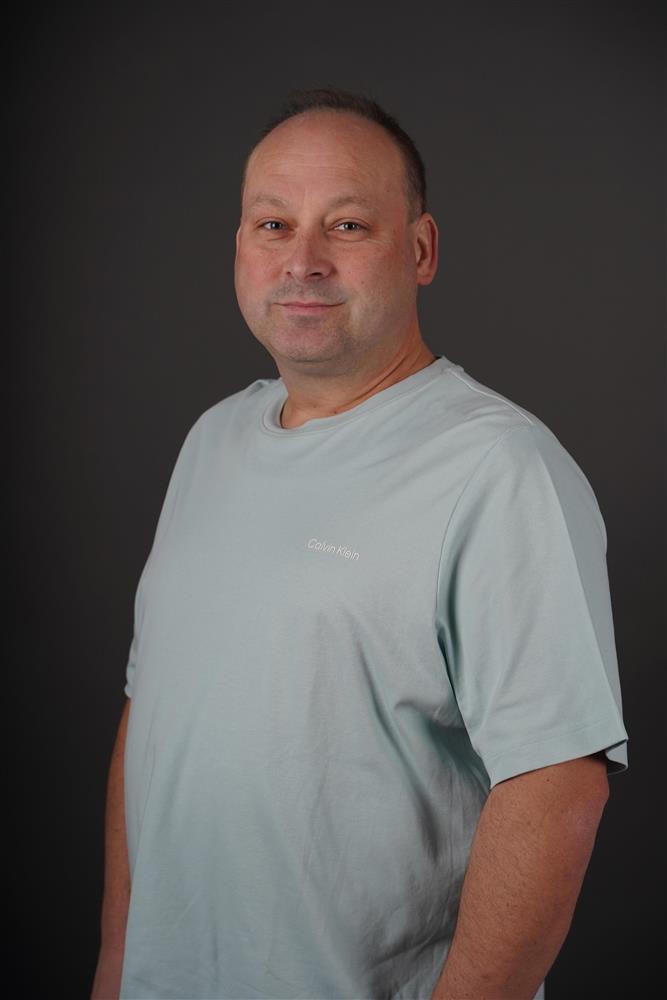 Portrettbilde av bystyremedlem med grå bakgrunn - Klikk for stort bilde