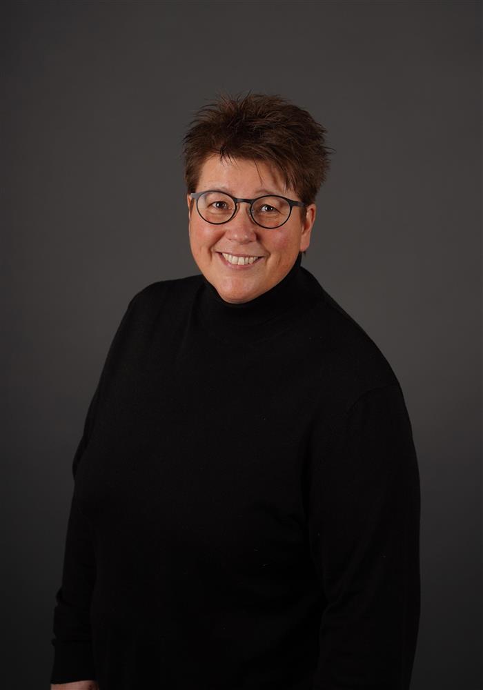 Portrettbilde av bystyremedlem med grå bakgrunn - Klikk for stort bilde