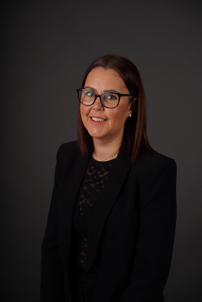 Portrettbilde av bystyremedlem med grå bakgrunn - Klikk for stort bilde