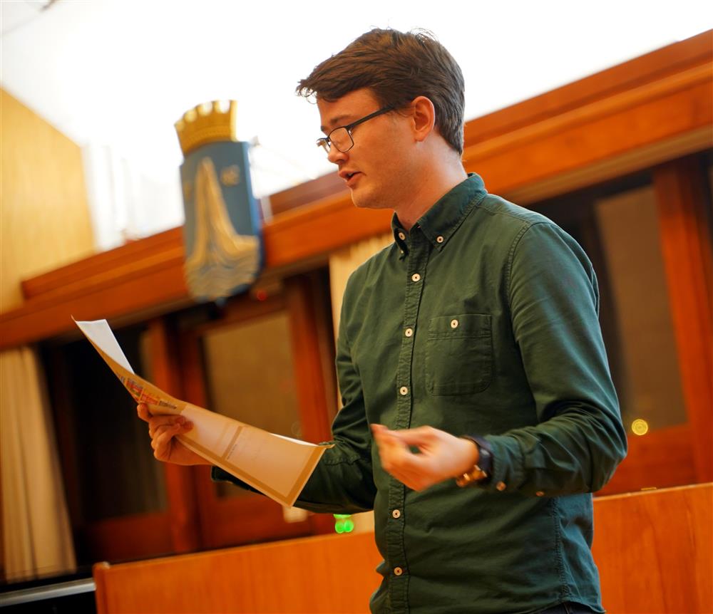 Aleksander F. Heggdal presenterer forslaget til løsning på oppgaven der familiefar ikke tjener nok til å forsørge familien sin. - Klikk for stort bilde