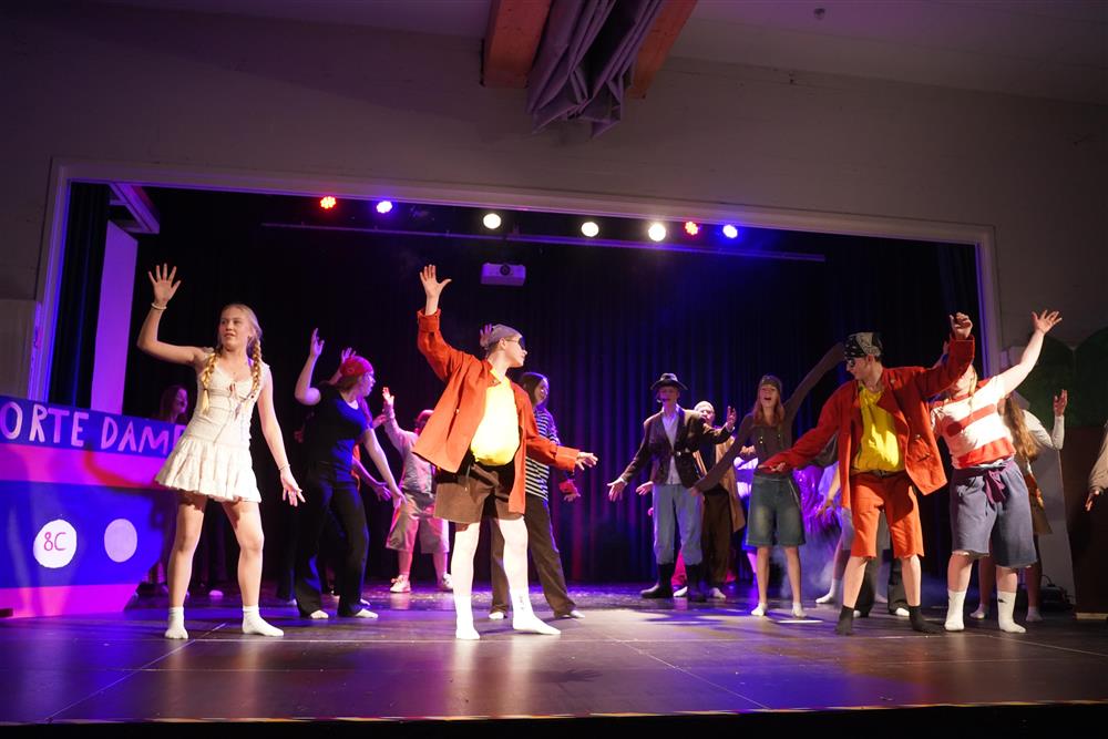 8c fremførte Kaptein Sabeltann på scenen - Klikk for stort bilde