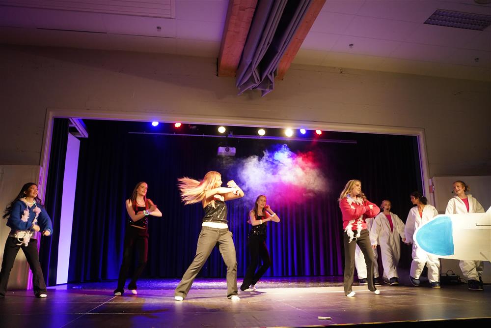 10d fremførte Drømmeveien på scenen - Klikk for stort bilde