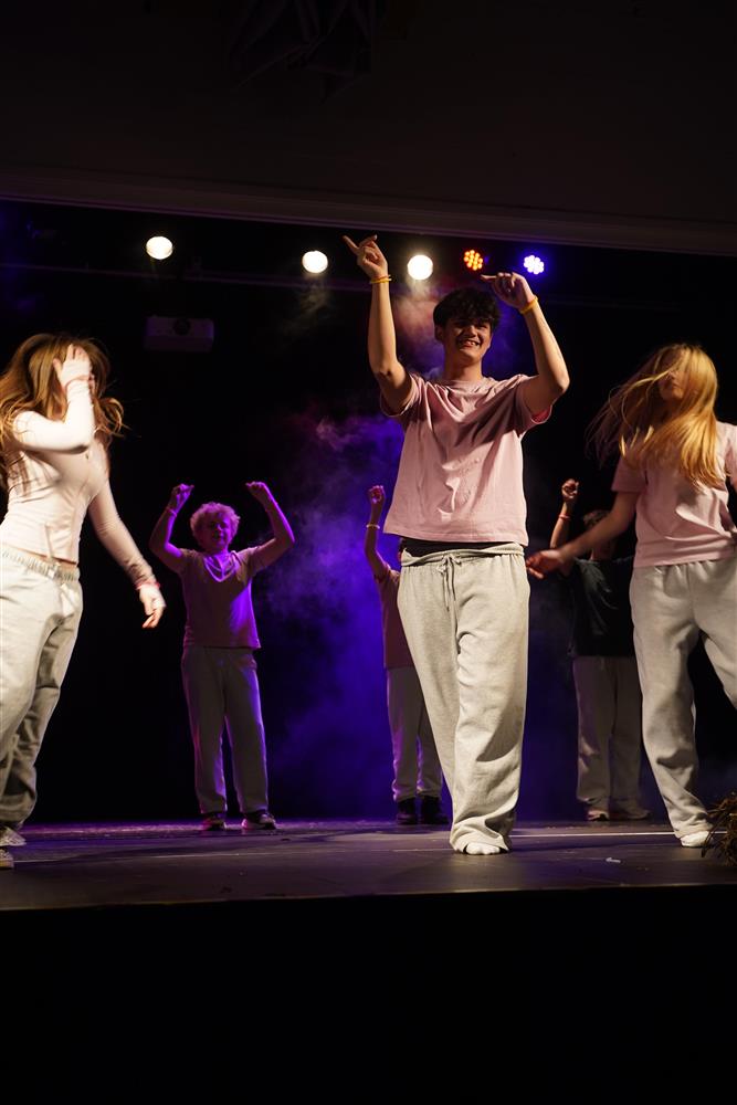 Innføringsklassen med danseoppstilling etter pausen - Klikk for stort bilde