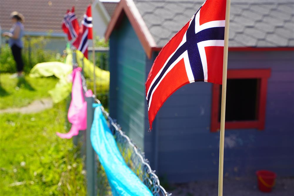 Gjæret til barnehagen var pyntet med norske flagg og sjal i turkis, rosa og gul - Klikk for stort bilde