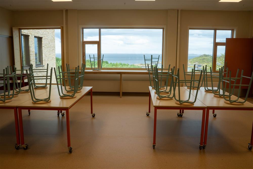 interiør og eksteriør fra nybygd skole - Klikk for stort bilde