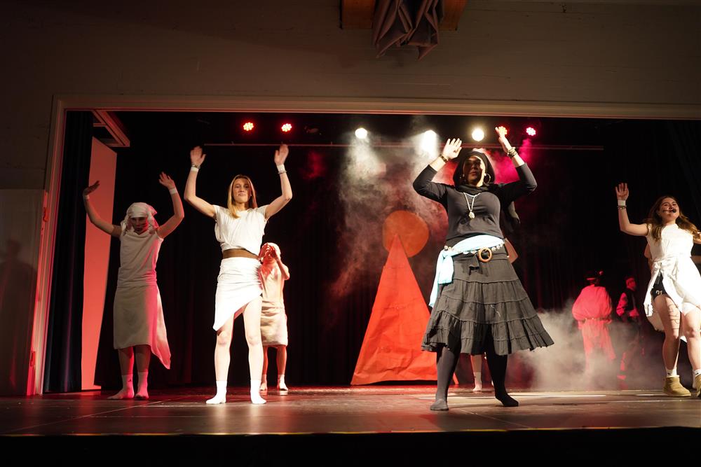 10a fremførte Egyptisk aften på scenen - Klikk for stort bilde