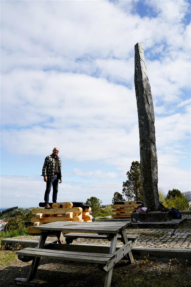 Lions i Kristiansund har hatt ansvaret for saluttering ved ulike anledninger siden begynnelsen på 70-tallet. Geir Gjengstø viser her en velbrukt positur for taler. - Klikk for stort bilde