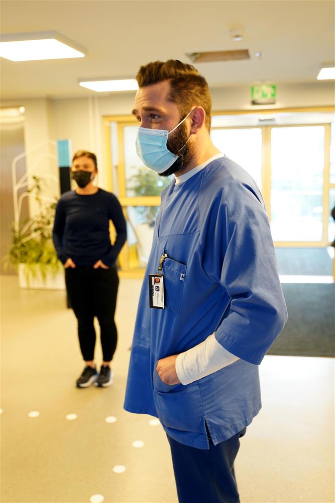 Utmerket samarbeid, fleksibilitet fra alle medarbeidere, struktur, løsningsorientering og solidaritet har gjort at Hjemmetjenesten i Kristiansund kommune har utført sine oppgaver på en så god måte, sier enhetsleder Pauline Kondov. Assistent Joshua Braco er veldig glad for å ha et så god samhold på arbeidsplassen. - Klikk for stort bilde