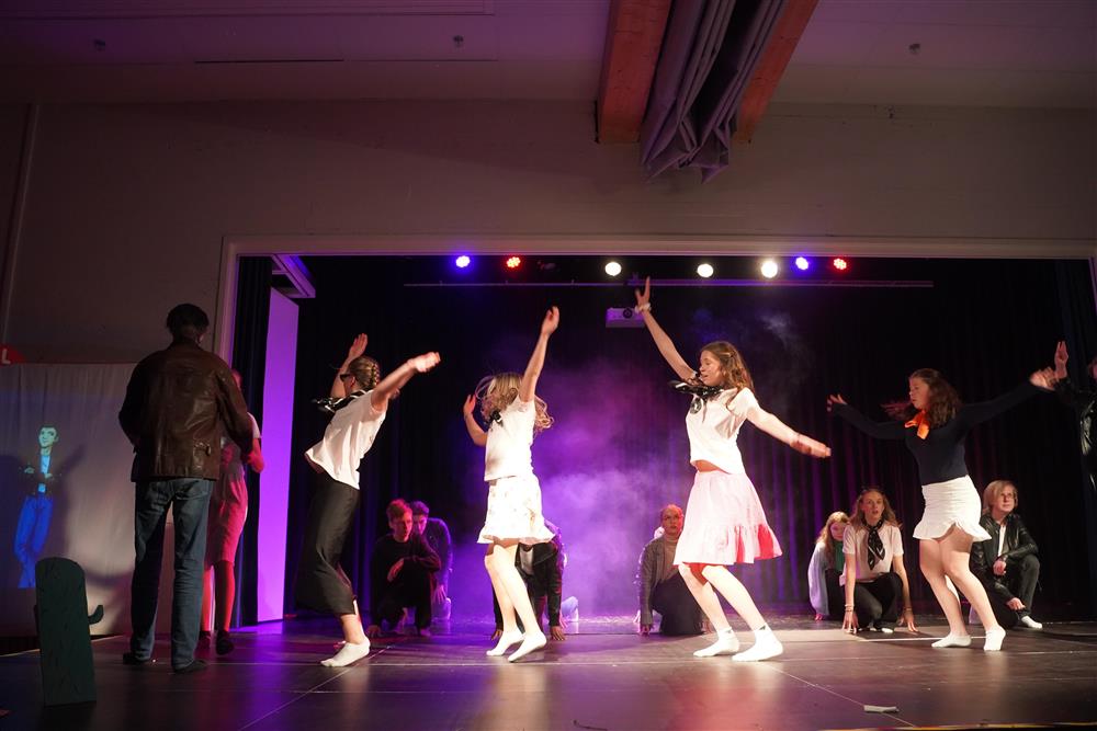 10c fremførte Grease på scenen - Klikk for stort bilde
