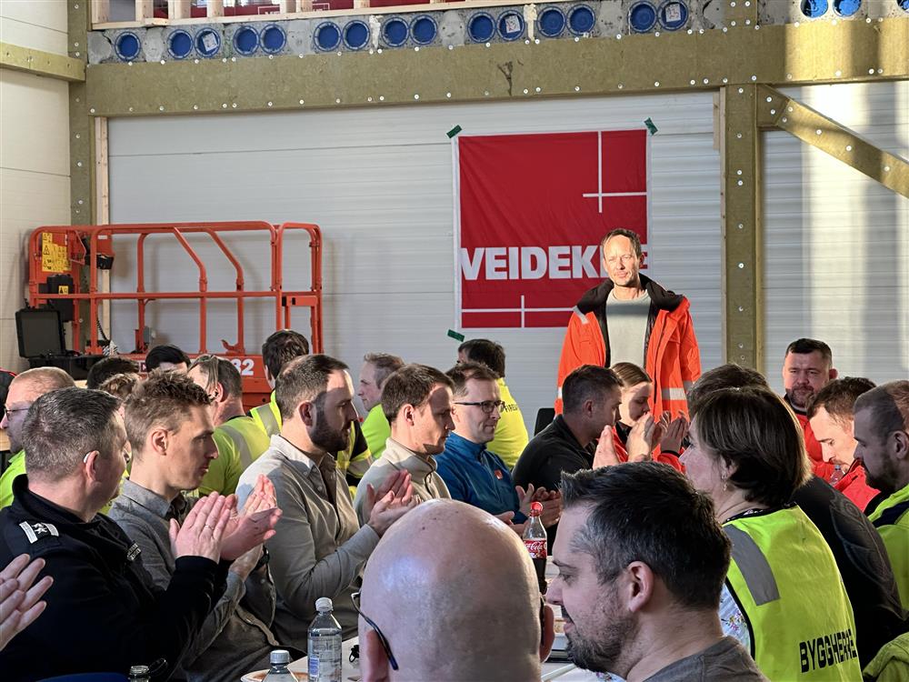 folk samlet til bespisning og samtale - Klikk for stort bilde