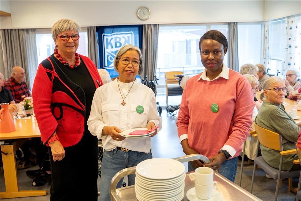 folk innendørs vafler og kaffe - Klikk for stort bilde