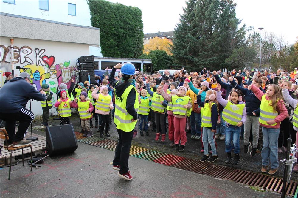 Normoria - markering av starten for riving av gamle Langveien ungdomsskole.  Framtidas brukere av kulturhuset feirer med &quot;Bli med dansen&quot;!  - Klikk for stort bilde