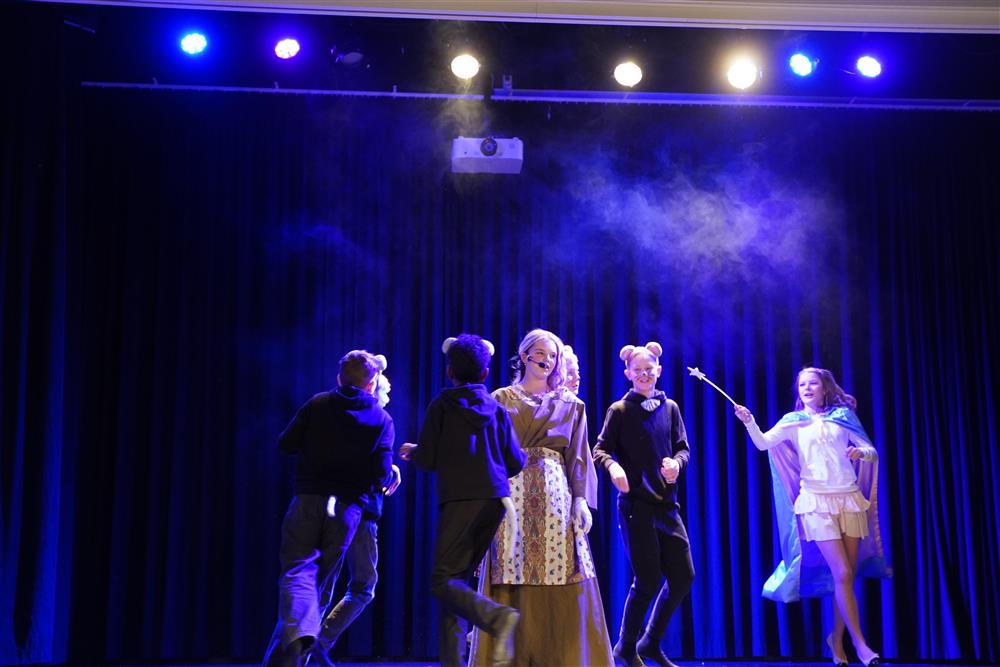 8d fremførte Nattens glassko på scenen - Klikk for stort bilde