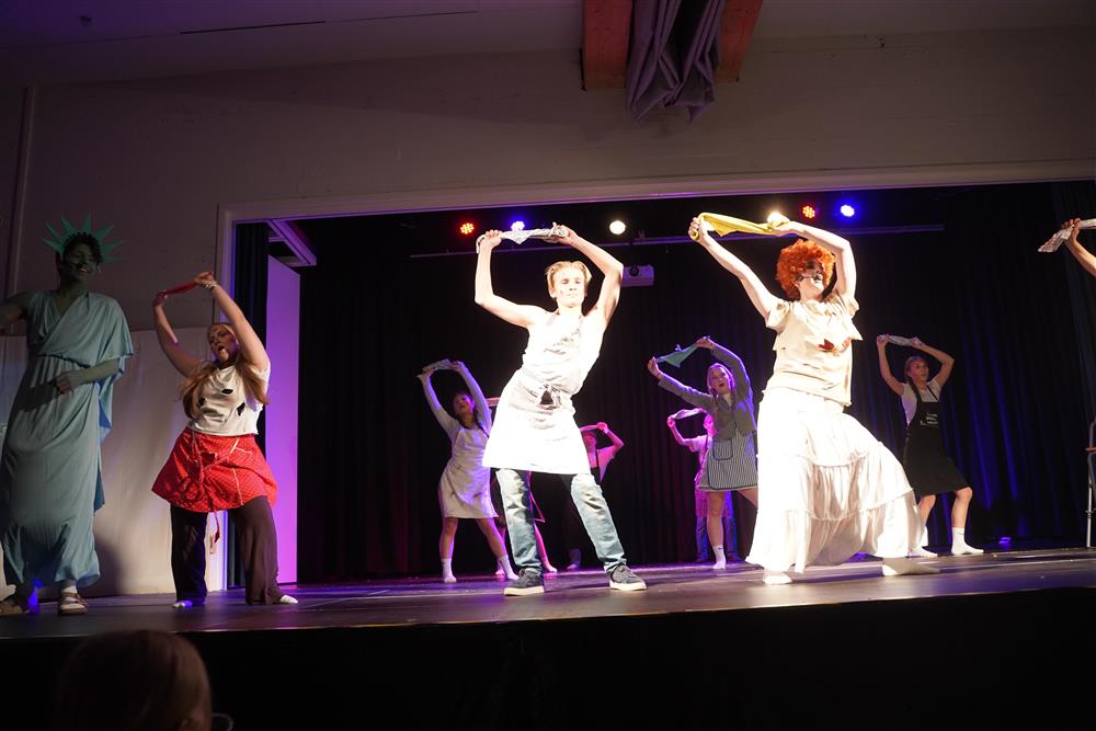 10b fremførte Annie på scenen - Klikk for stort bilde