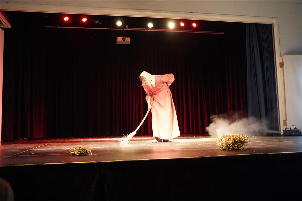 9b fremførte et stykke om kjærlighet i westernstil på scenen - Klikk for stort bilde