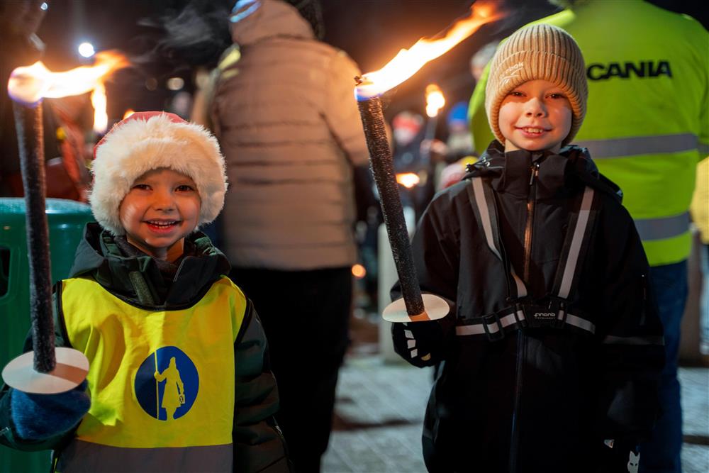 gutter barn med fakler utendørs - Klikk for stort bilde