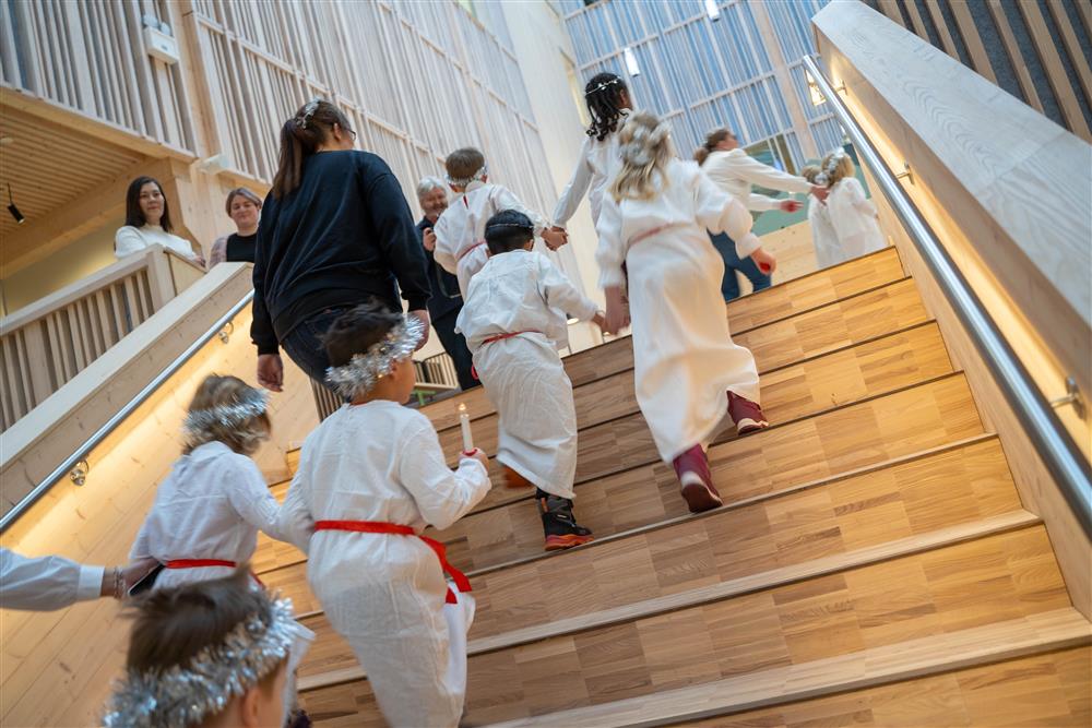 barn lucia innendørs - Klikk for stort bilde