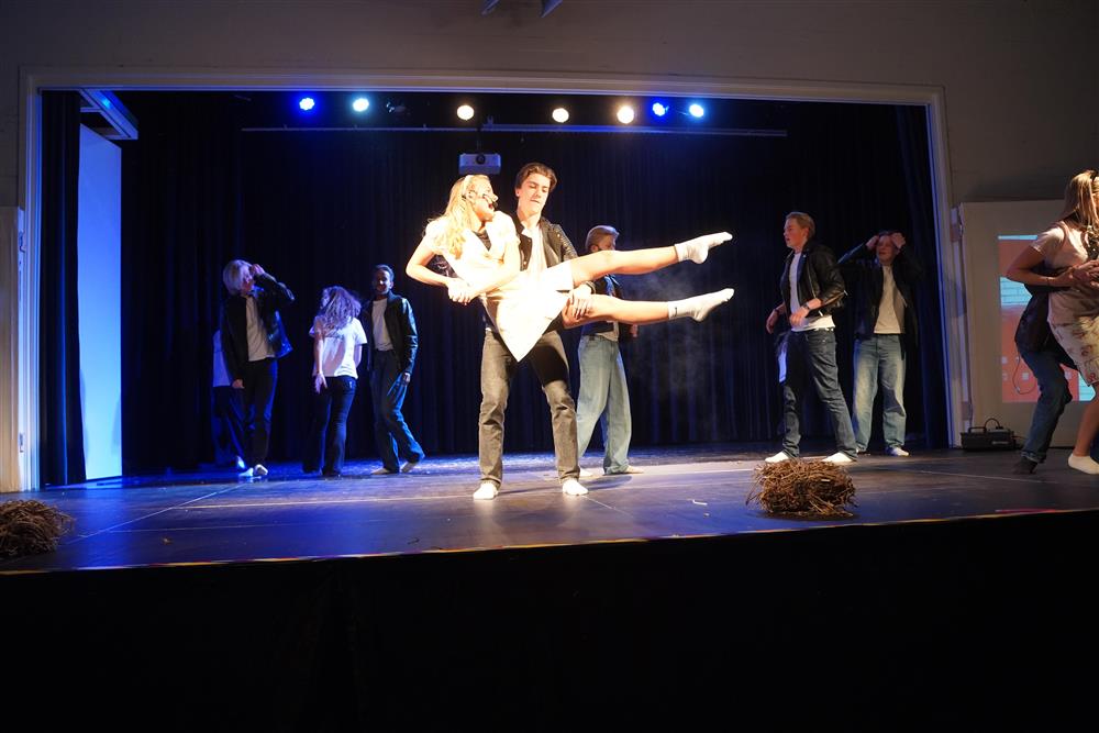 10c fremførte Grease på scenen - Klikk for stort bilde