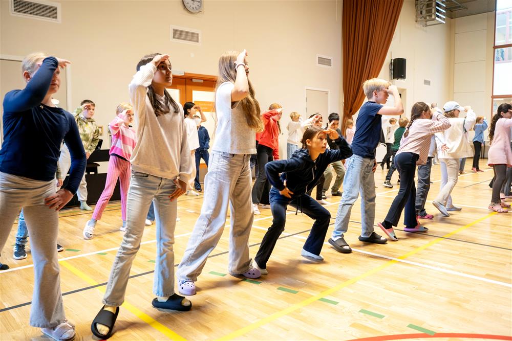 barn opptrer scene - Klikk for stort bilde