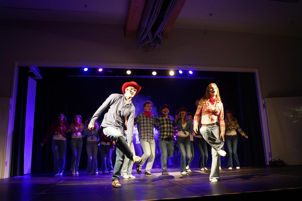 9b fremførte et stykke om kjærlighet i westernstil på scenen - Klikk for stort bilde