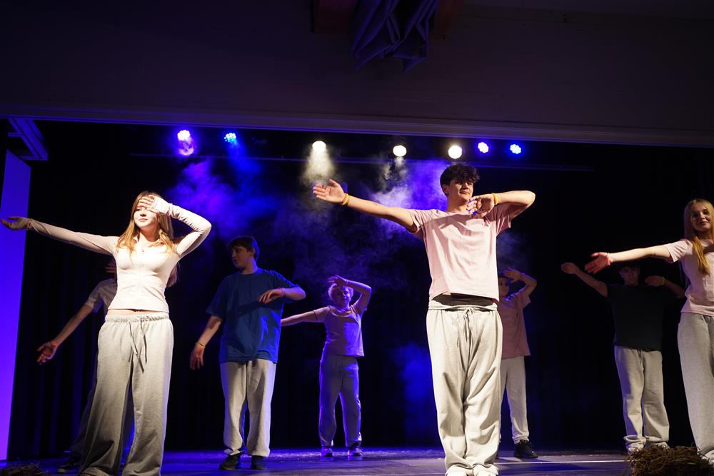 Innføringsklassen med danseoppstilling etter pausen - Klikk for stort bilde