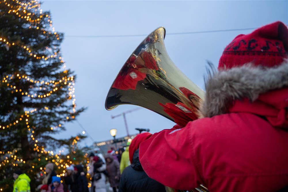 folk juletre horn messing utendørs - Klikk for stort bilde